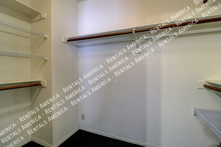 Building Photo - 2517 W Knox Rd