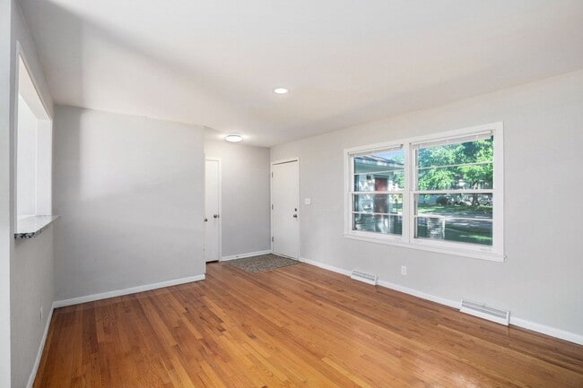 Building Photo - Move in special!! Beautiful 3BR/2BA w/ Garage & Fenced Yard