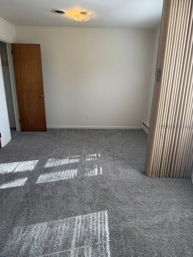 Building Photo - Adorable Duplex with New Flooring! - Lawncare Included!