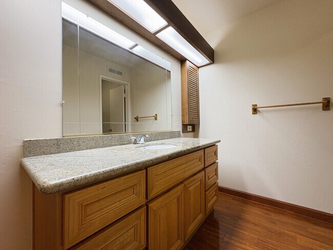 Building Photo - Charming 2BR/2BA Condo Steps from Downtown Mountain View