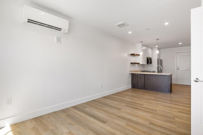 Building Photo - 238 Deer St