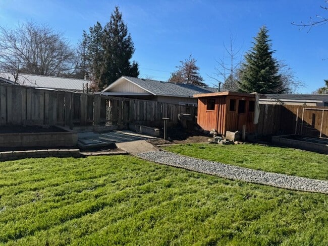 Building Photo - AVAILABLE NOW!!  LARGE, REMODELED 3 BEDROOM HOME / LARGE FENCED YARD