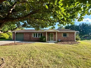 Building Photo - 2 Bedroom, 1 Bath Ranch Home