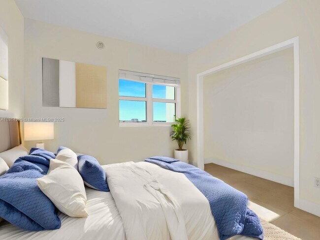 Building Photo - 15051 Royal Oaks Ln