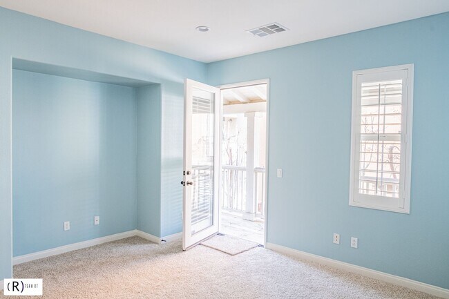 Building Photo - Lovely tri-level condo located in the gated community of Bellafina