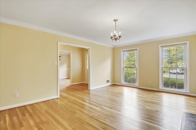 Building Photo - Beautiful 4 BR 3 BA home in quiet neighbor...