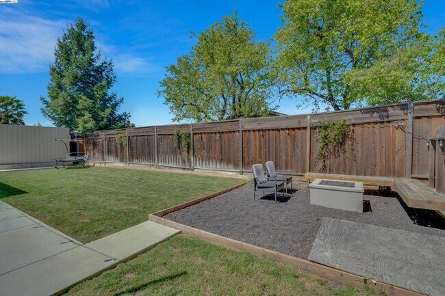 Building Photo - Live in a Modern Luxury 3BR/2BA Home with ...