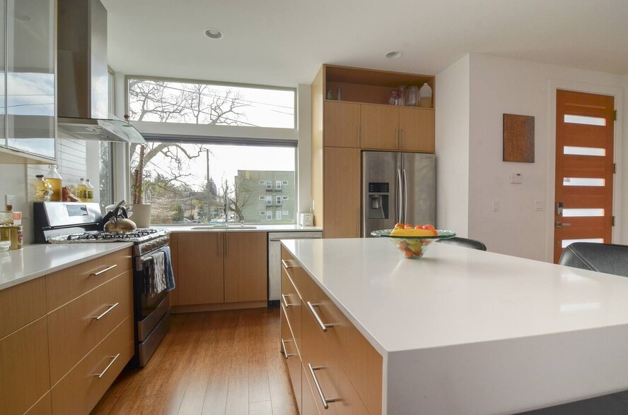 Stainless Steel Appliances - 2118 E James St