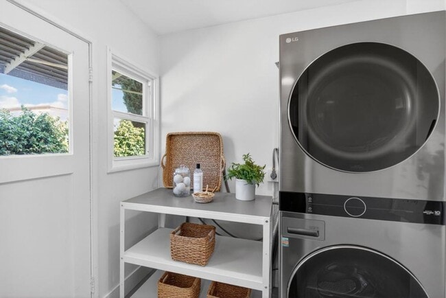 Building Photo - 2 bedroom | 1 bathroom | Single family in East Sac