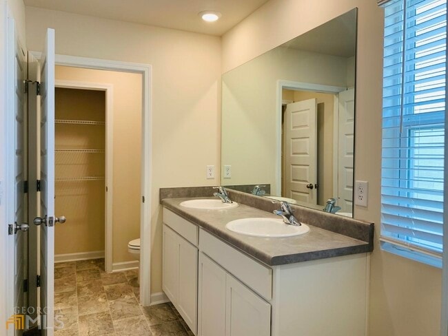 Building Photo - 49 Lauritsen Way