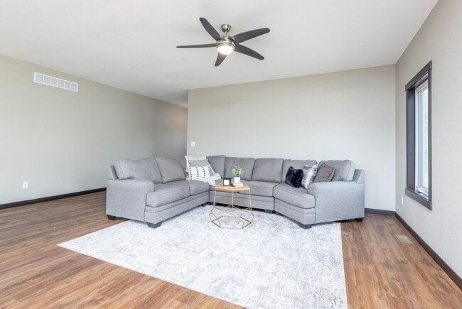 Building Photo - 4 bedroom 3 bath Twinhome for Rent!!! NO A...