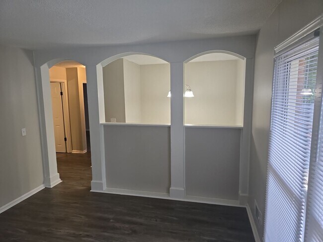 Building Photo - 4 or 5 Bedroom 1.5 bath 2 story house