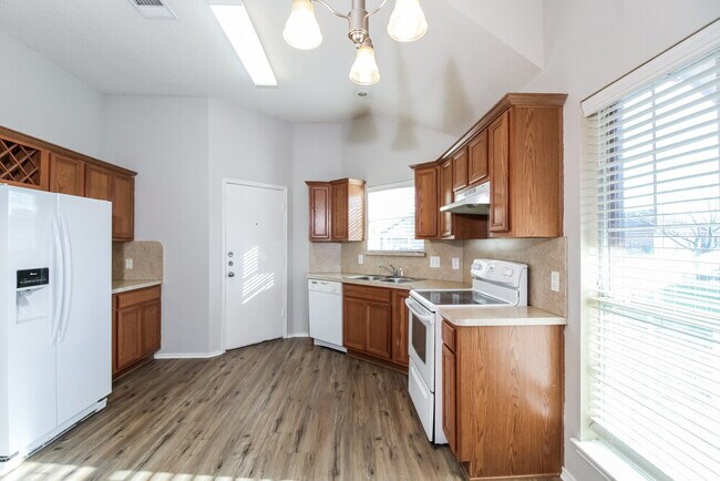 Building Photo - 2920 Oakshire St