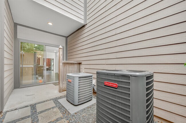 Building Photo - 7447 Cambridge St