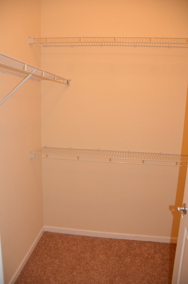 Building Photo - 474 Village Dr