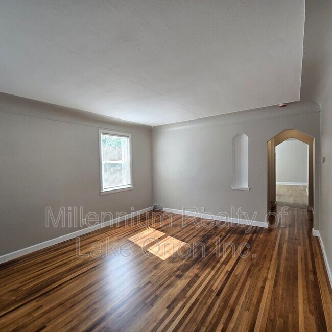 Building Photo - 614 E Tennyson Ave