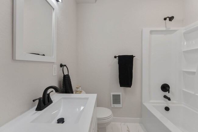 Building Photo - Darling 4 Bed, 2 Bath Home in Spokane!
