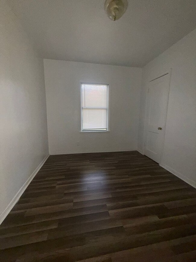 Building Photo - Cozy 3 Bedroom Family Home