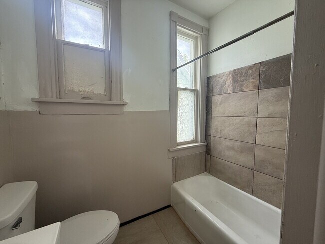 Building Photo - An affordable 2-bedroom, 1-bath unit available now!