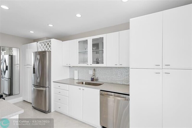 Building Photo - 2800 E Sunrise Blvd