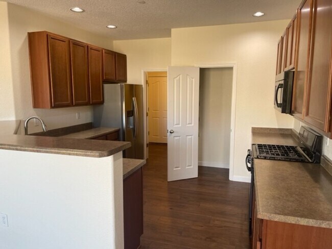 Building Photo - 3 bedroom 2.5 bathroom Townhome