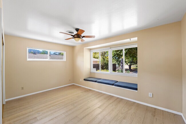 Building Photo - 190 Fairway Ln