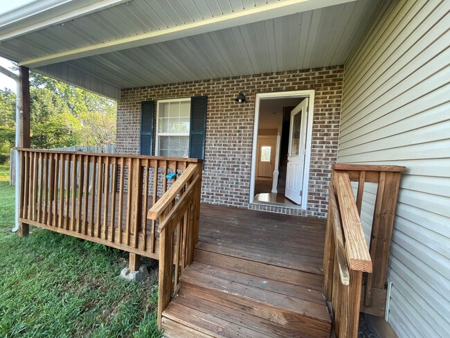 Building Photo - Spacious 3 bedroom, 2.5 bathroom Duplex