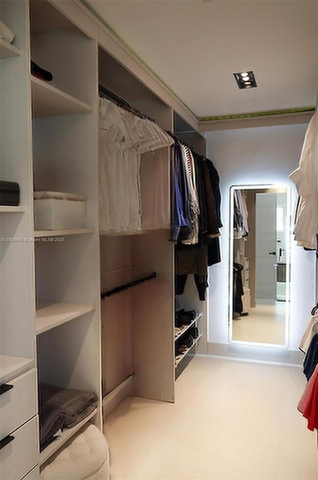 Building Photo - 2537 SE 10th Ct