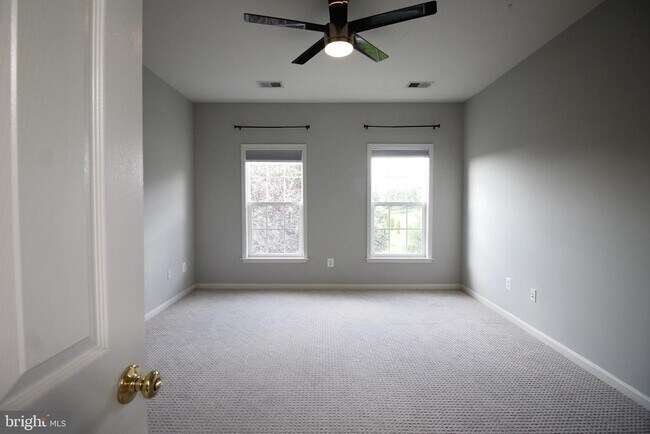 Building Photo - 5569 Jamisons Farm Dr