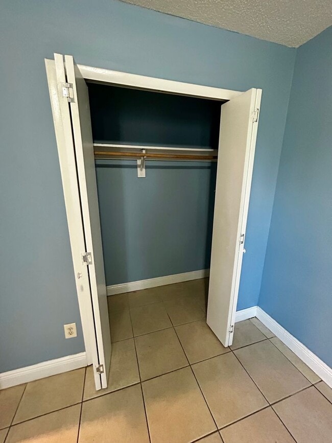 Building Photo - 6321 Lenawee St