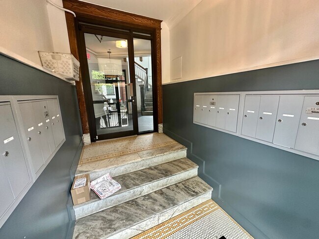 Building Photo - Great 2 bed 1 bath in Eckington/Bloomingda...