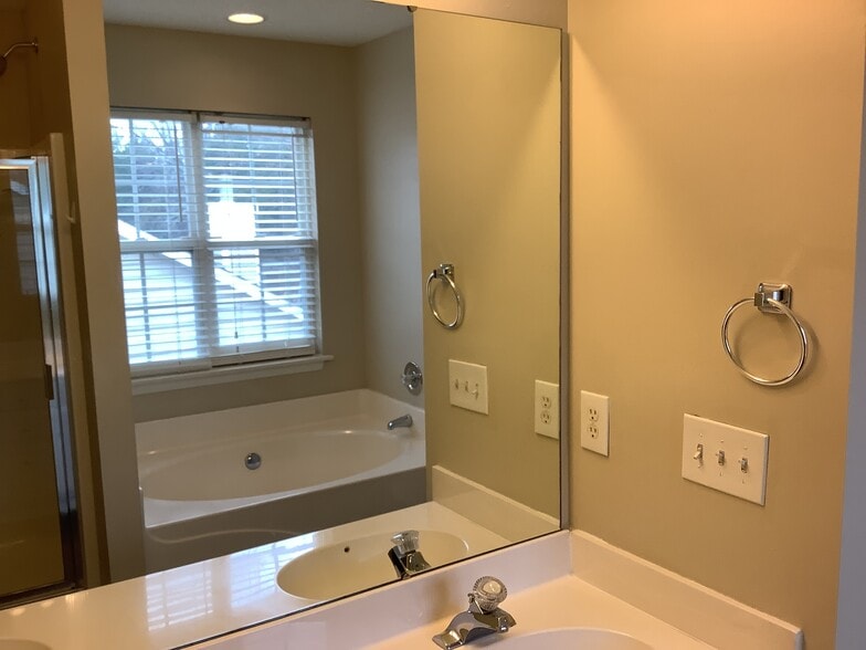 Building Photo - 13317 Michael Lynn Rd