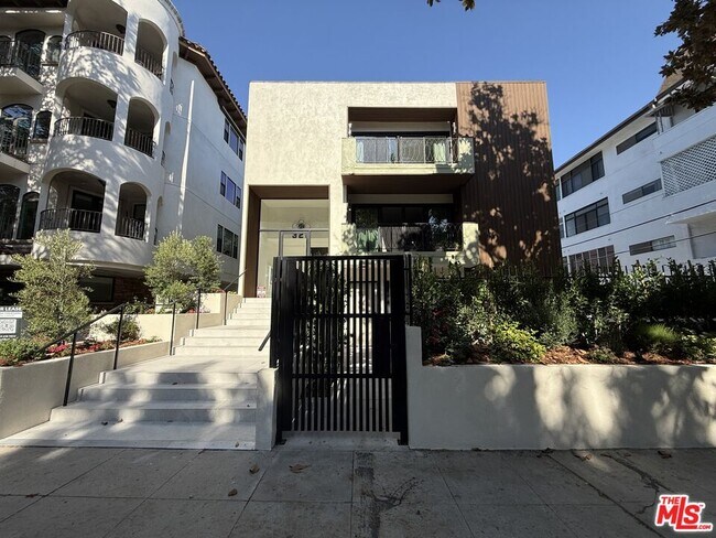 Primary Photo - 322 S Swall Dr
