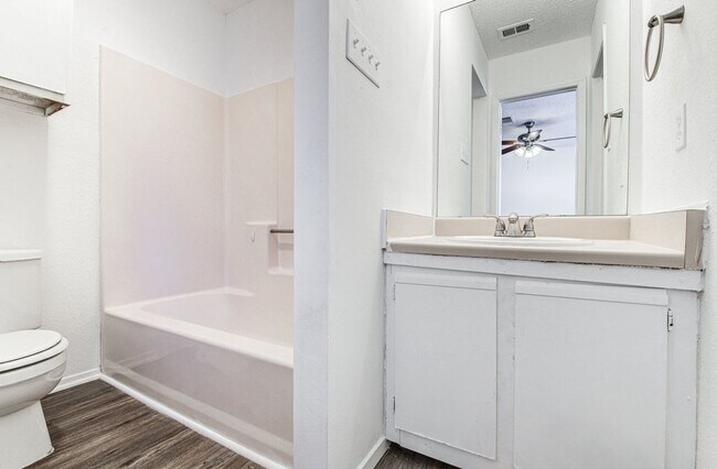 Building Photo - 2900 Jadewood Ct