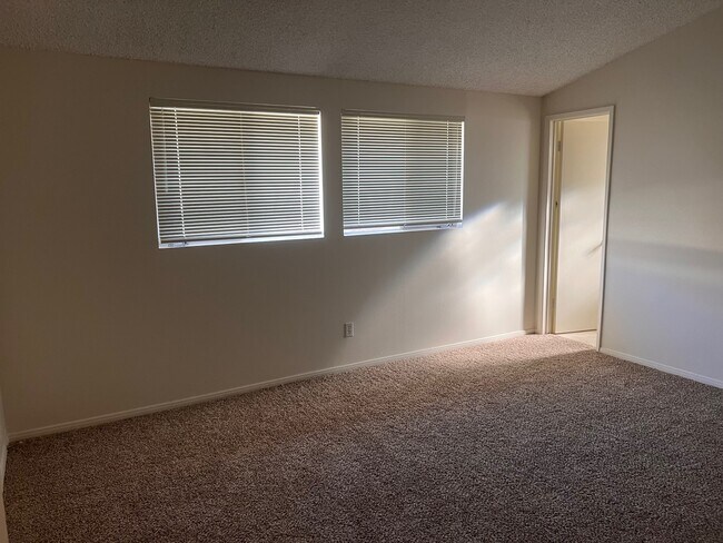 Building Photo - 5615 Oso Ave