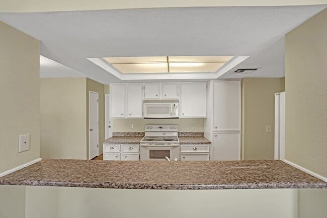 Building Photo - Vaulted Elegance in Old Spanish Trail