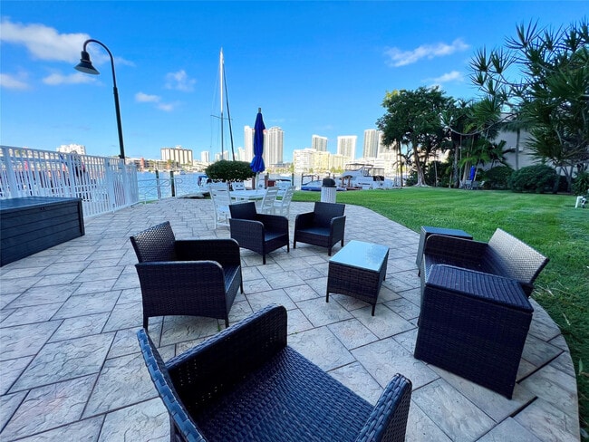 Building Photo - 400 Golden Isles Dr