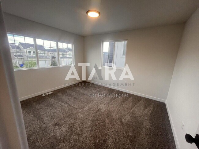 Building Photo - 4223 E Ctr Pt St