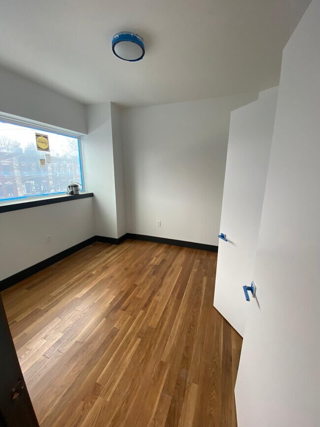 Building Photo - 1364 Rogers Ave