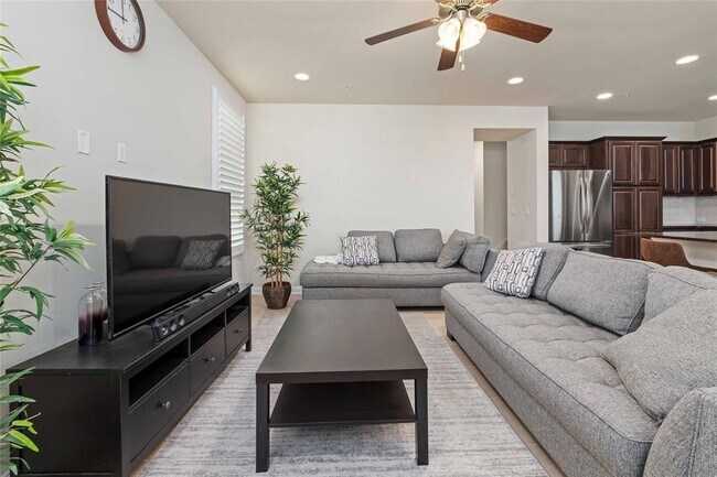 Building Photo - 6814 E Riverside Dr