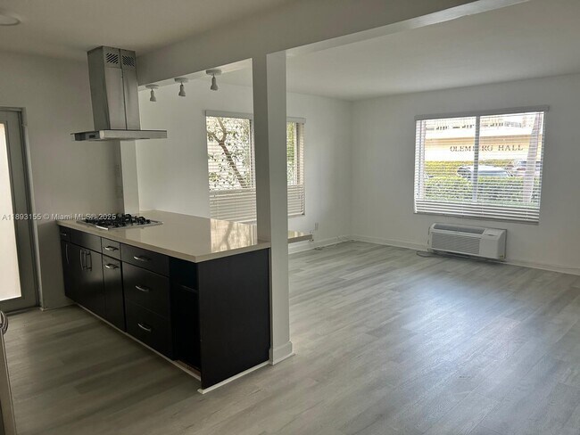 Building Photo - 7430 Carlyle Ave