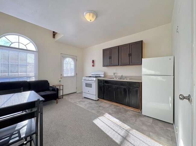 Building Photo - 171 Oak St