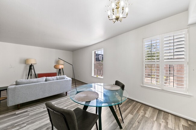 Building Photo - 361 N Post Oak Ln