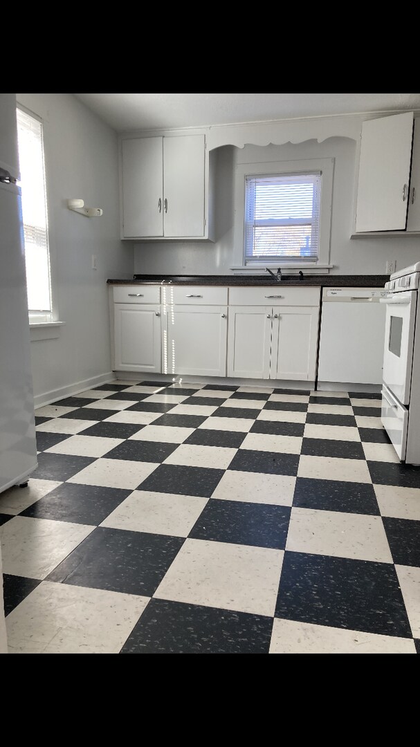 Building Photo - 825 Wilson Ave