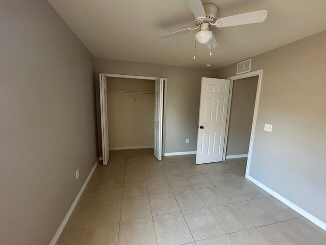 Building Photo - 523-527 SE 6 Place