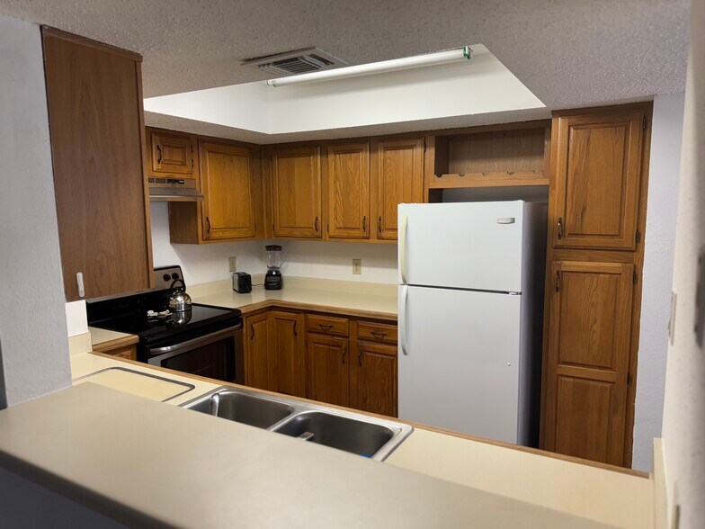 Building Photo - 2826 S Bartell Dr