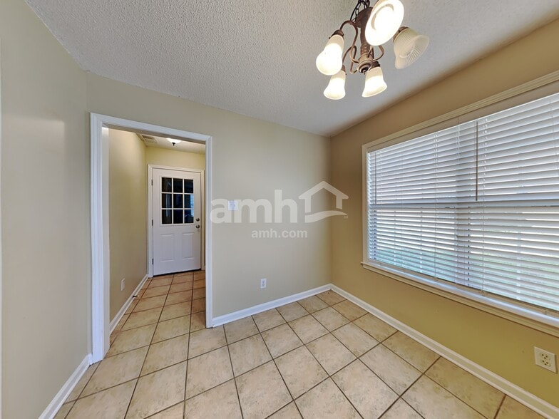 Building Photo - 1400 Pendulum Dr N