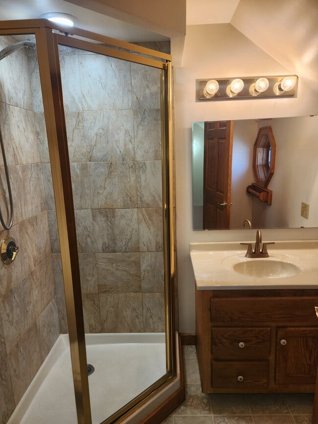 Building Photo - 326 S 13th St