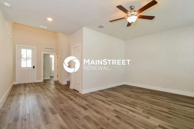 Building Photo - 4 Bedroom Pet-Friendly Home in Deland, FL with Main Street Renewal