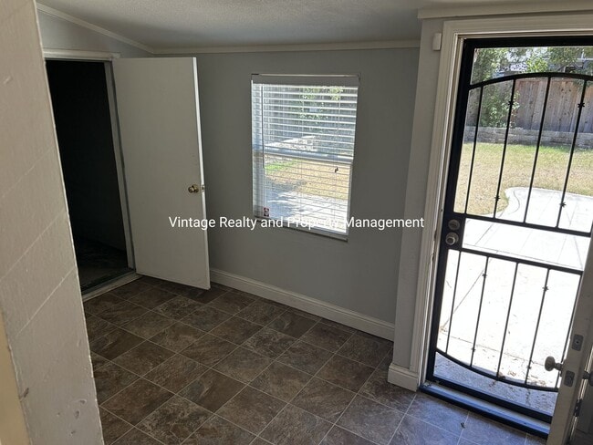 Building Photo - New On The Rental Market This Nice Single Story 3 Bedroom Home!!!